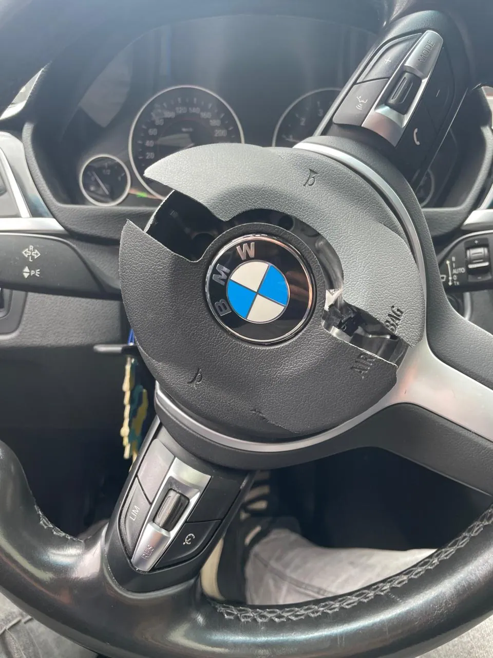 Airbag del volante roto en BMW Serie 3 antes de la reparación