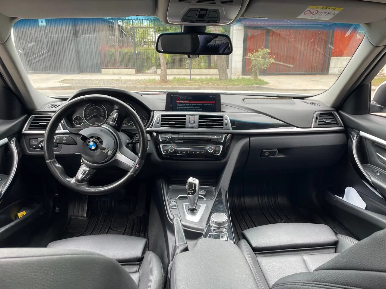 Interior de BMW Serie 3 con airbags, volante y tablero tras reparación completa