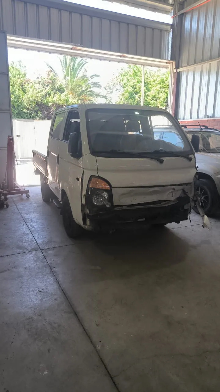 Hyundai H100 blanca retirada tras colisión para reparación de airbags