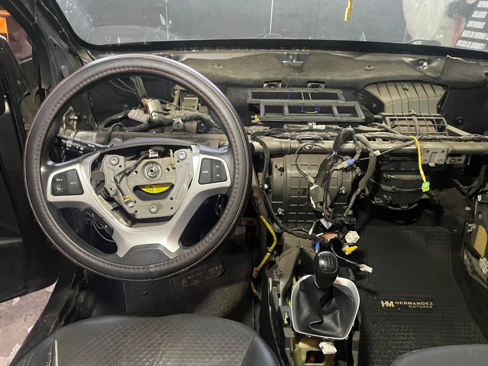 Volante Chevrolet desarmado sobre tablero durante reparación de airbag