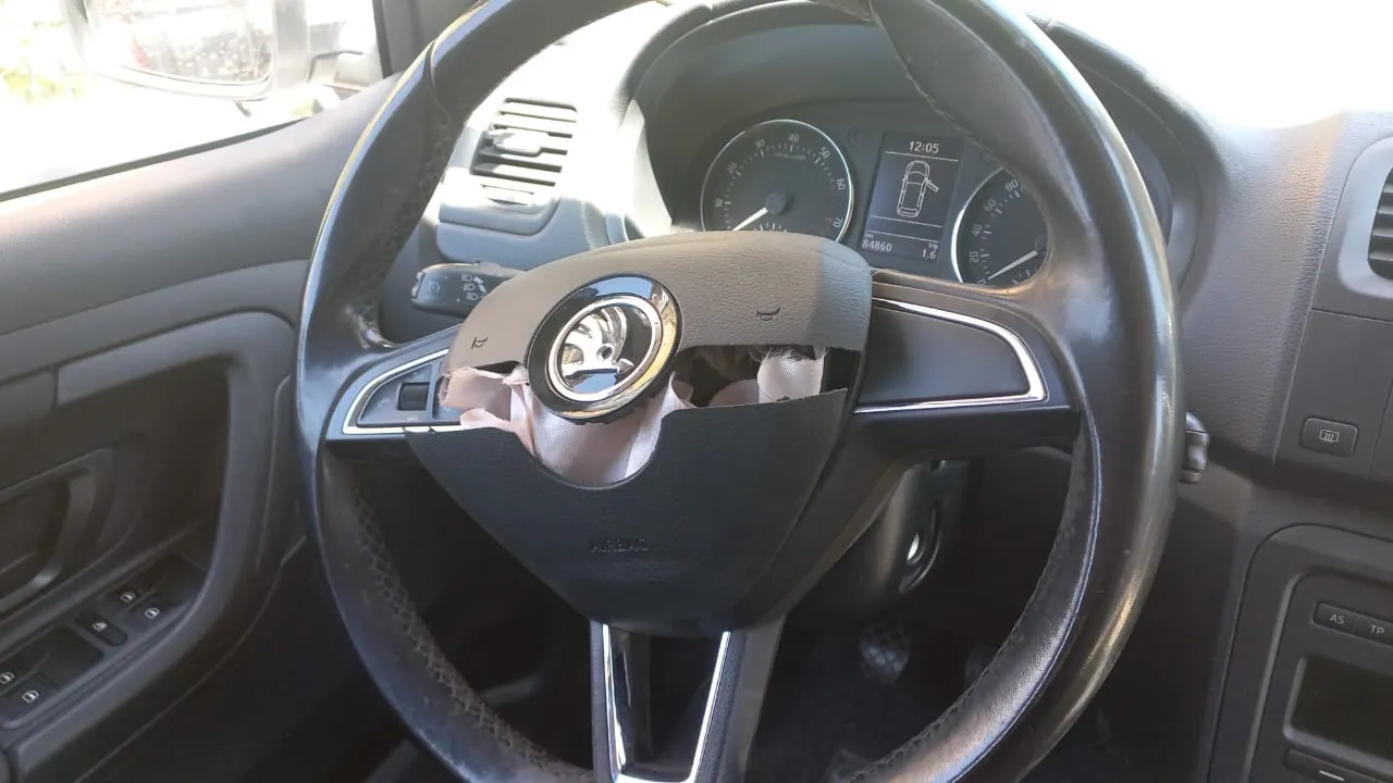 Volante Skoda con airbag retirado en proceso de reparación