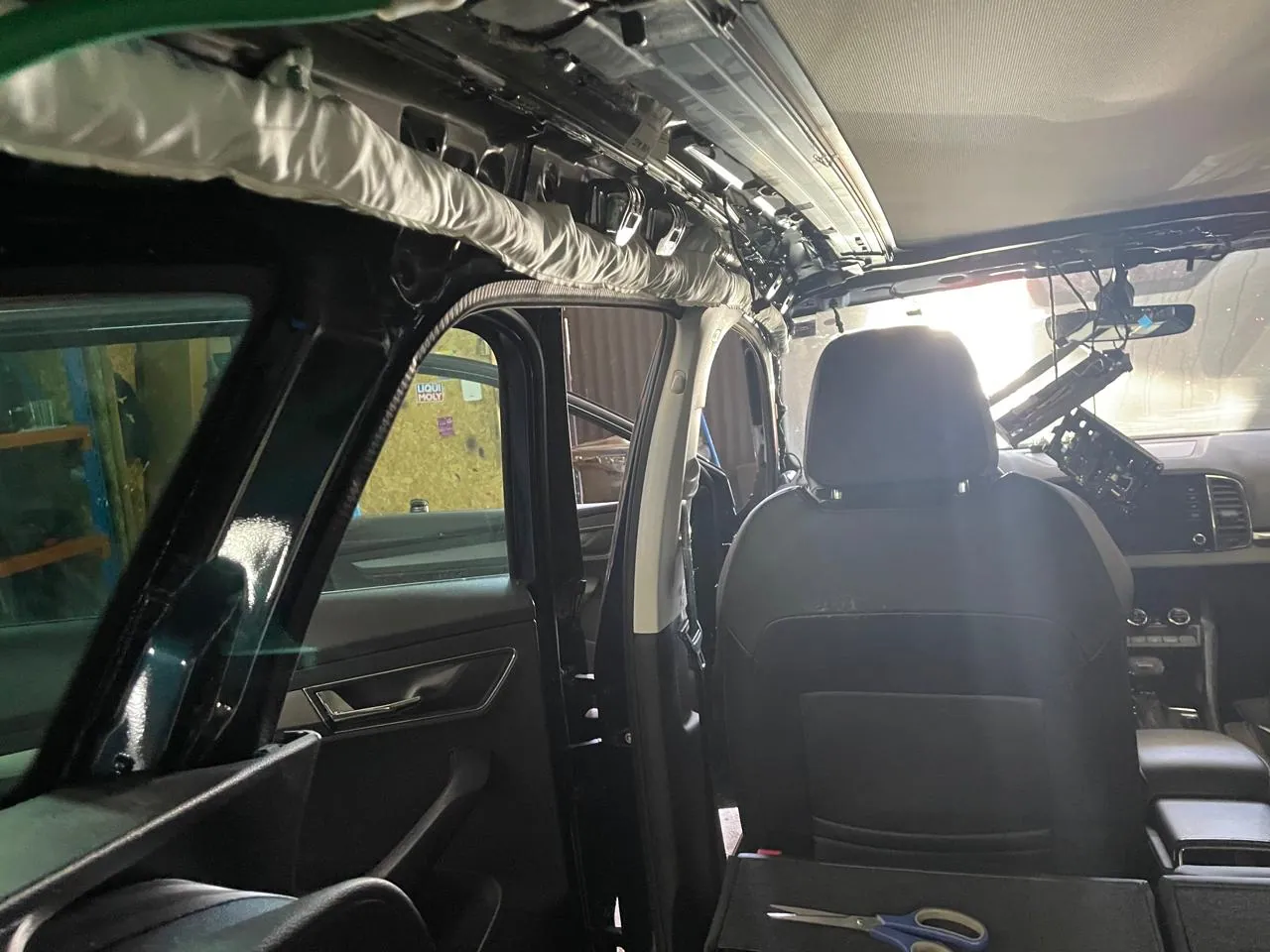 Desmonte del techo y cinturones para reparar sistema SRS y pretensores