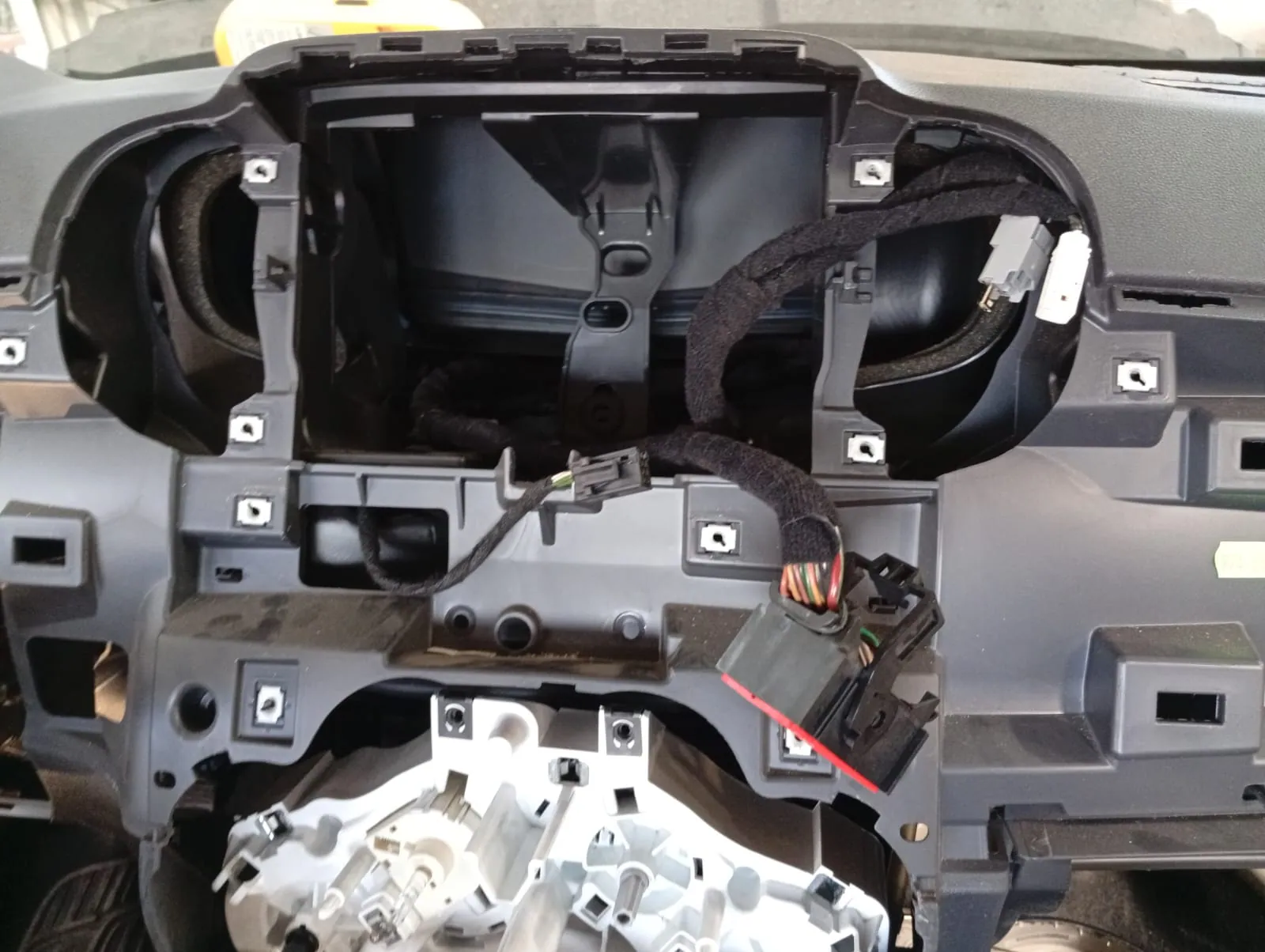 Tablero desmontado con estructura de airbag expuesta durante el proceso de reparación