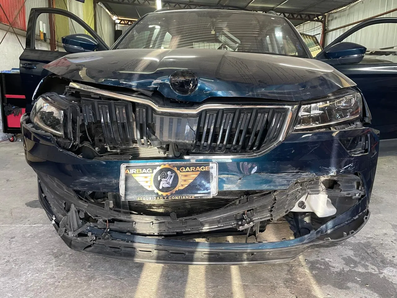 Skoda azul con daño frontal retirado a domicilio para reparación