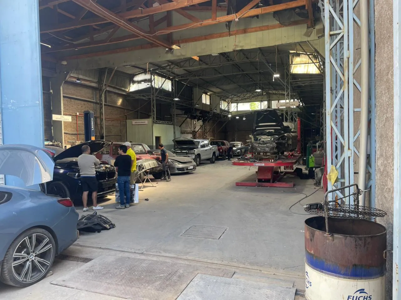 Vista interior panorámica del taller de reparación de airbags en Santiago