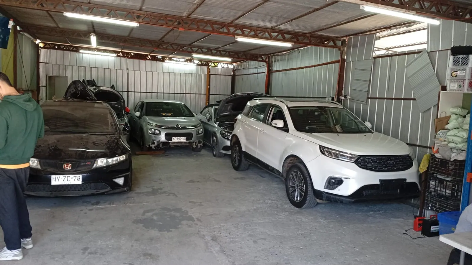 Vehículos Honda, Citroën y Ford en el interior del taller en La Cisterna